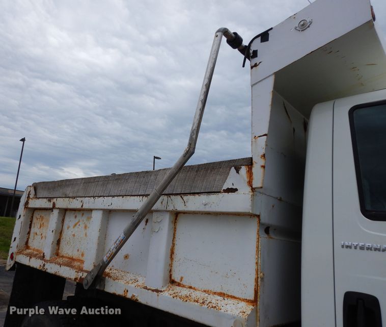 image for item DG6420 2004 International 4400 dump truck