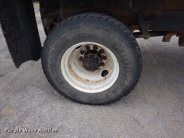 image for item DG6420 2004 International 4400 dump truck