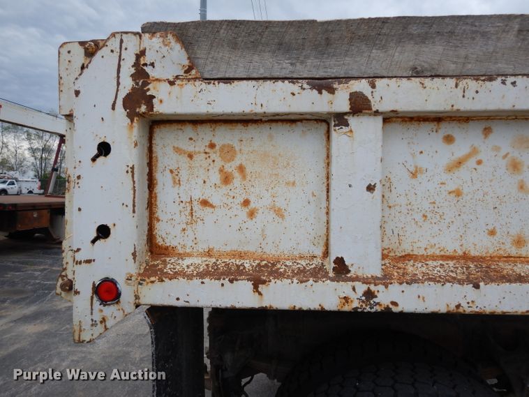 image for item DG6420 2004 International 4400 dump truck