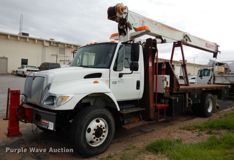 image for item DG6421 2004 International 7400 crane truck