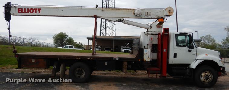 image for item DG6421 2004 International 7400 crane truck