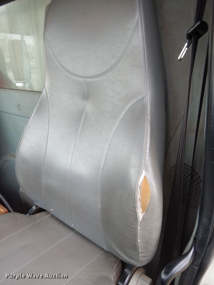 image for item DG6421 2004 International 7400 crane truck