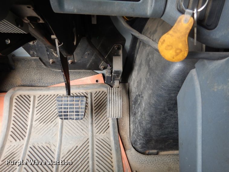 image for item DG6421 2004 International 7400 crane truck