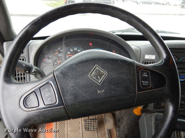 image for item DG6421 2004 International 7400 crane truck