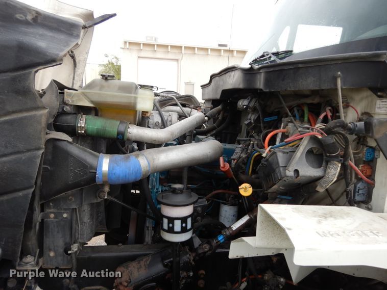 image for item DG6421 2004 International 7400 crane truck