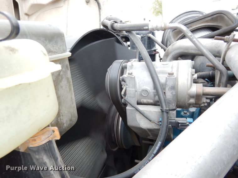 image for item DG6421 2004 International 7400 crane truck