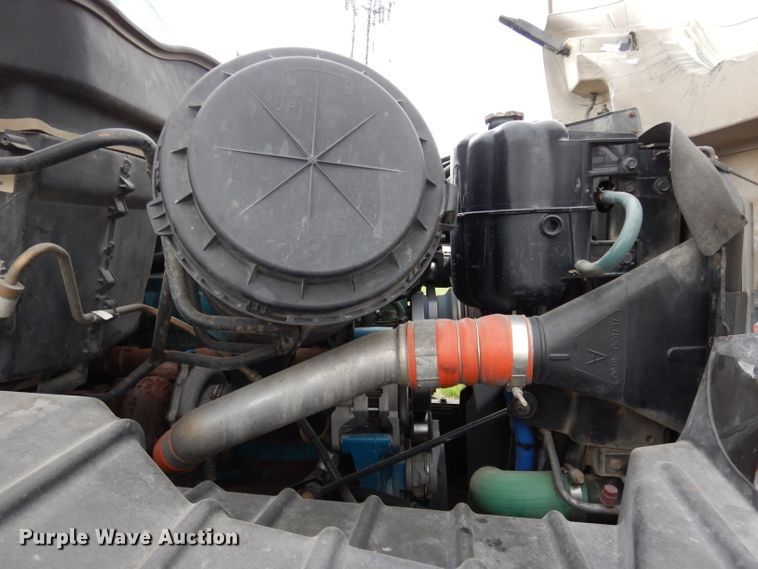 image for item DG6421 2004 International 7400 crane truck