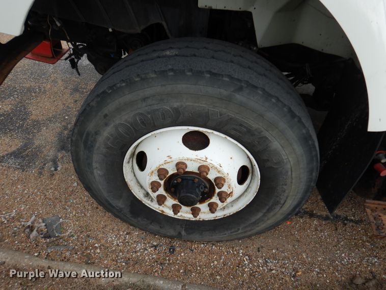 image for item DG6421 2004 International 7400 crane truck