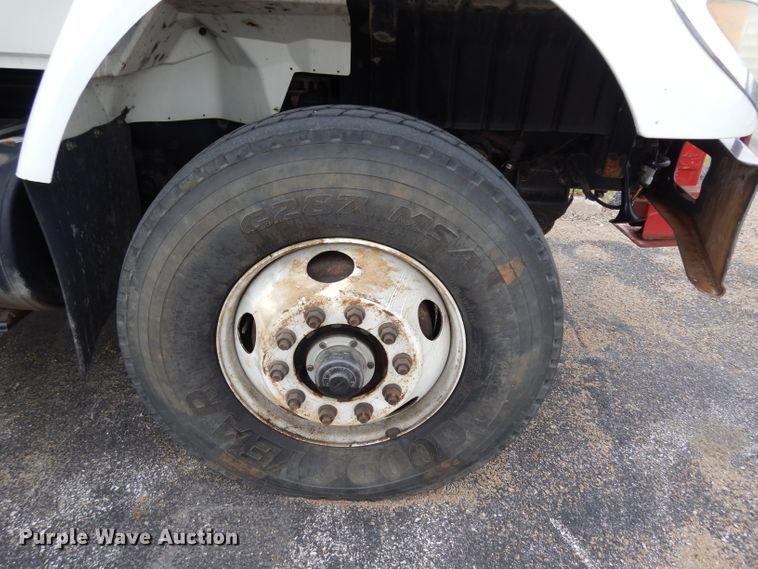 image for item DG6421 2004 International 7400 crane truck