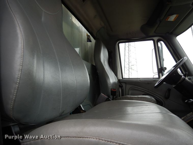 image for item DG6421 2004 International 7400 crane truck