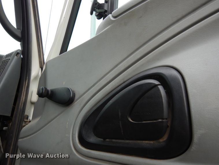 image for item DG6421 2004 International 7400 crane truck