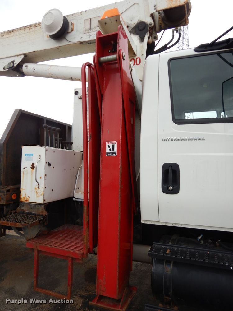 image for item DG6421 2004 International 7400 crane truck