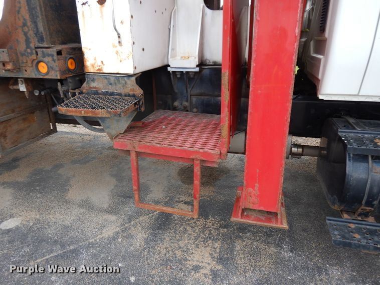 image for item DG6421 2004 International 7400 crane truck