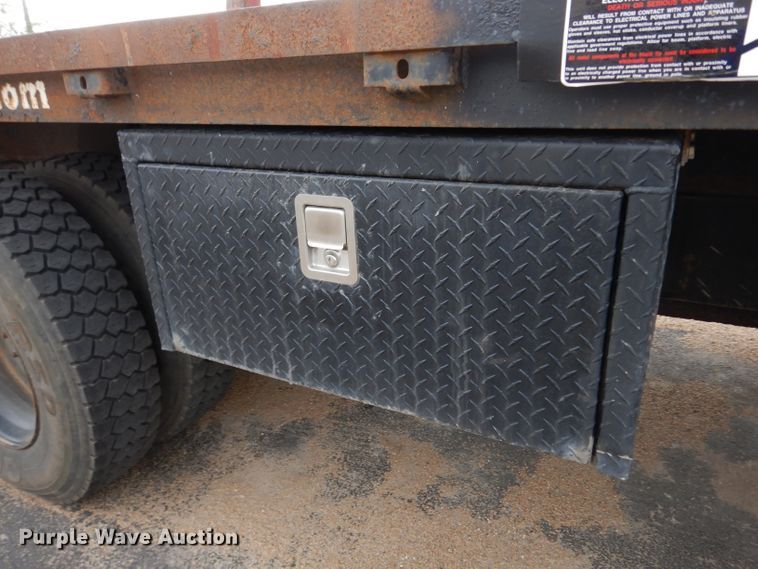 image for item DG6421 2004 International 7400 crane truck