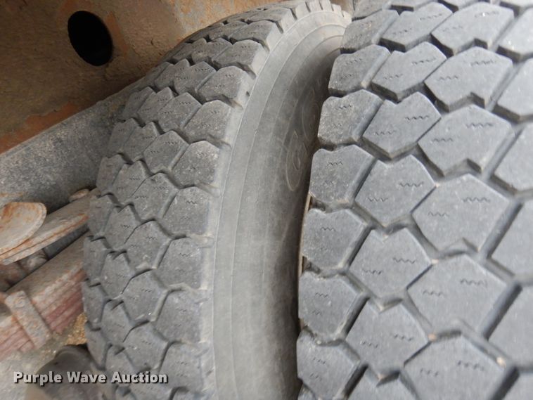 image for item DG6421 2004 International 7400 crane truck