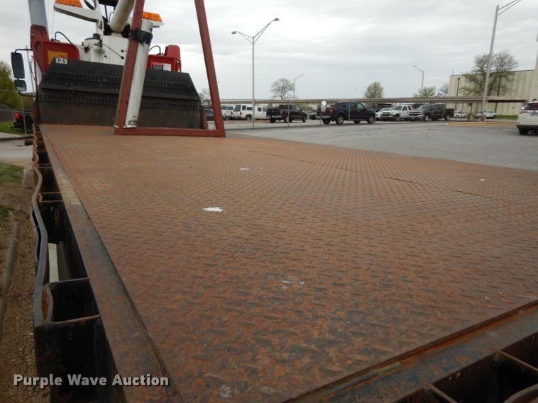 image for item DG6421 2004 International 7400 crane truck