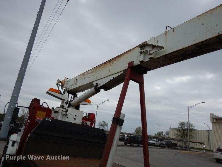 image for item DG6421 2004 International 7400 crane truck