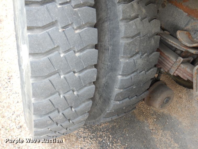 image for item DG6421 2004 International 7400 crane truck