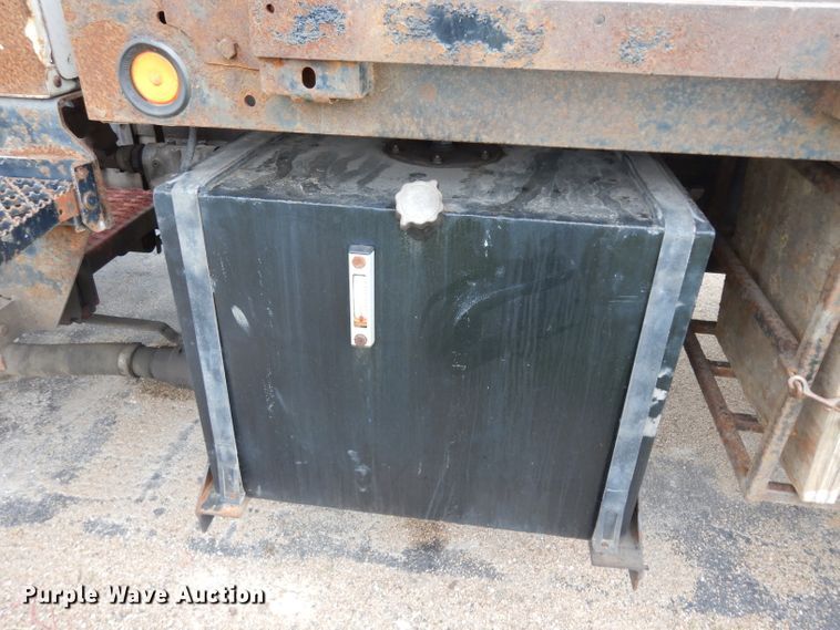 image for item DG6421 2004 International 7400 crane truck