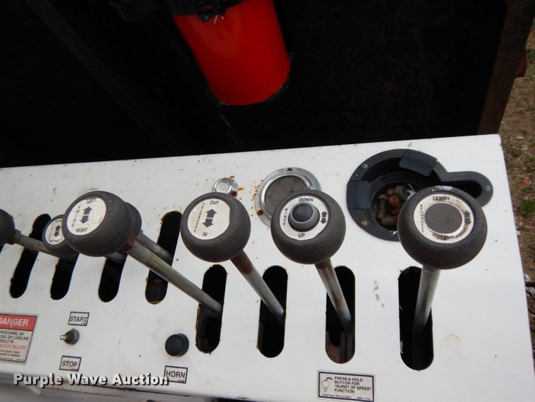 image for item DG6421 2004 International 7400 crane truck