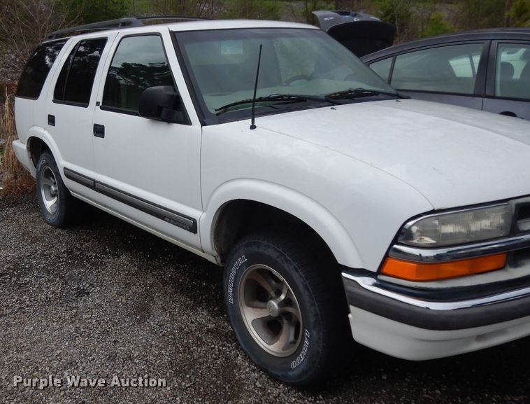 image for item DH2430 2001 Chevrolet Blazer  SUV