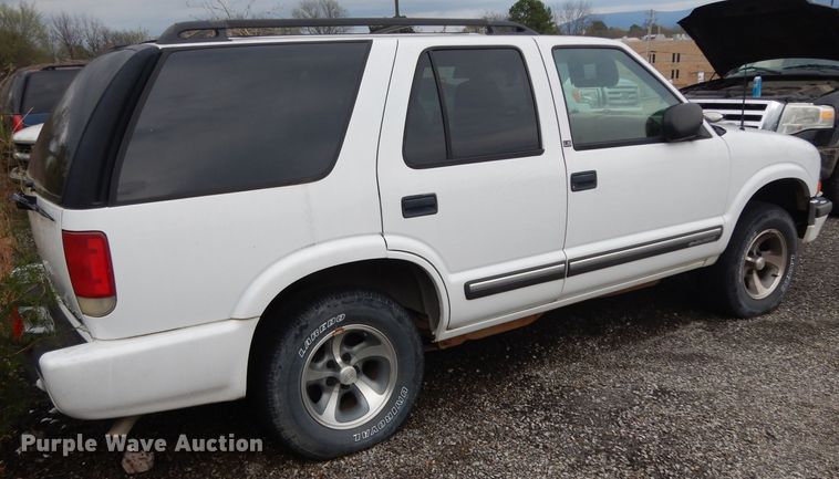 image for item DH2430 2001 Chevrolet Blazer  SUV