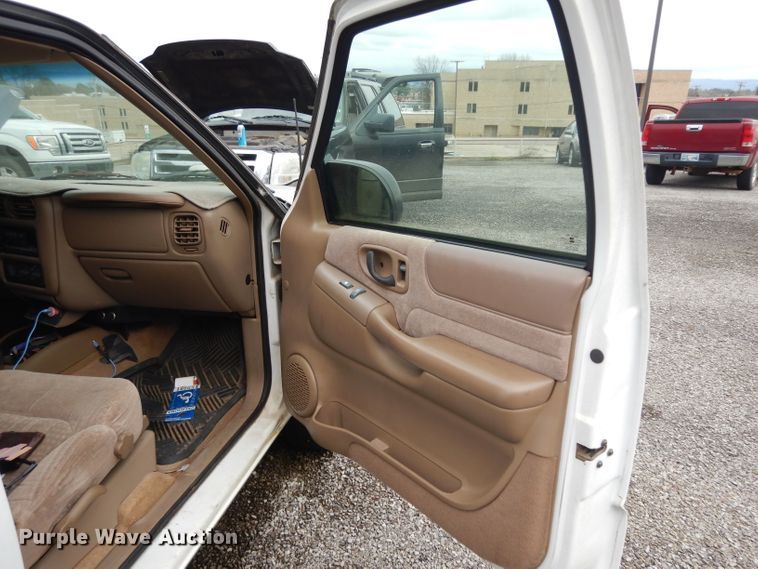 image for item DH2430 2001 Chevrolet Blazer  SUV