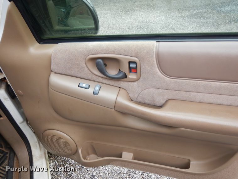 image for item DH2430 2001 Chevrolet Blazer  SUV