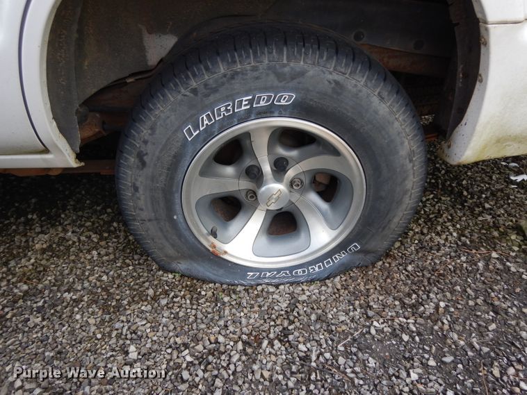 image for item DH2430 2001 Chevrolet Blazer  SUV