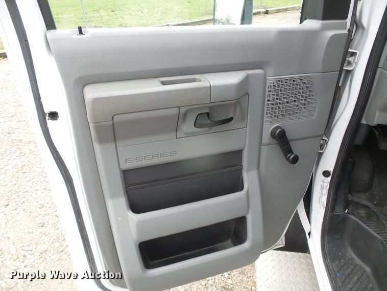 image for item DH4883 2012 Ford E450 Super Duty shuttle bus