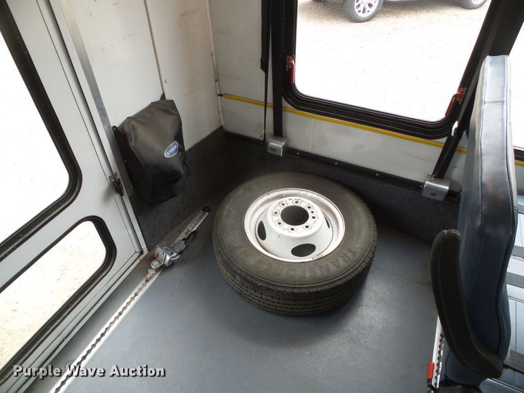 image for item DH4883 2012 Ford E450 Super Duty shuttle bus