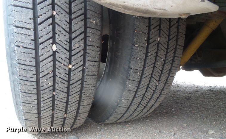 image for item DH4883 2012 Ford E450 Super Duty shuttle bus