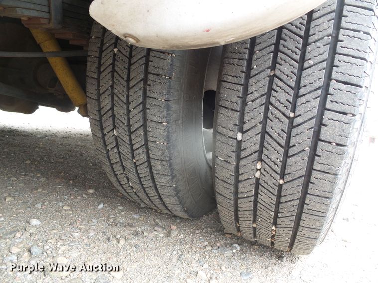 image for item DH4883 2012 Ford E450 Super Duty shuttle bus