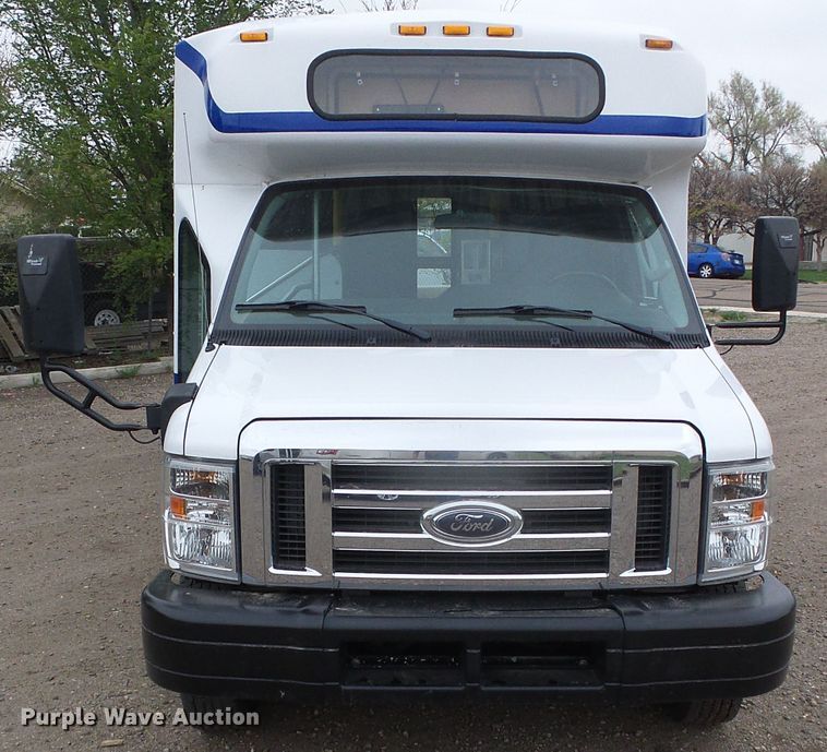 image for item DH4884 2010 Ford E450 Super Duty shuttle bus