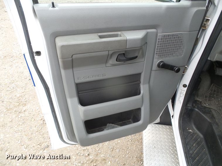 image for item DH4884 2010 Ford E450 Super Duty shuttle bus