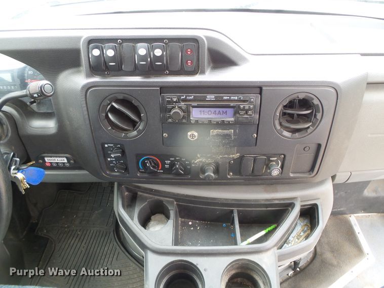 image for item DH4884 2010 Ford E450 Super Duty shuttle bus