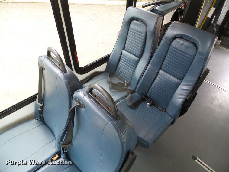 image for item DH4884 2010 Ford E450 Super Duty shuttle bus