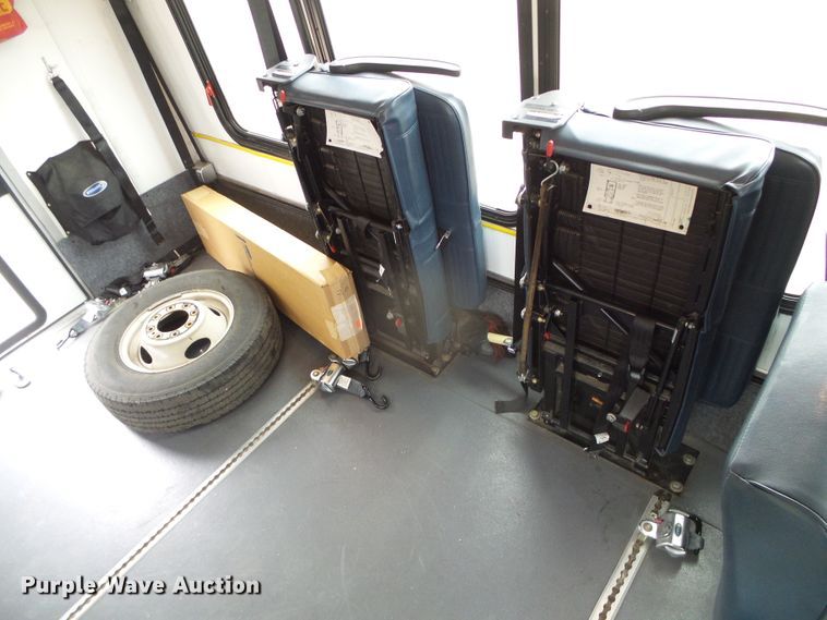 image for item DH4884 2010 Ford E450 Super Duty shuttle bus