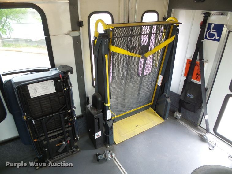 image for item DH4884 2010 Ford E450 Super Duty shuttle bus