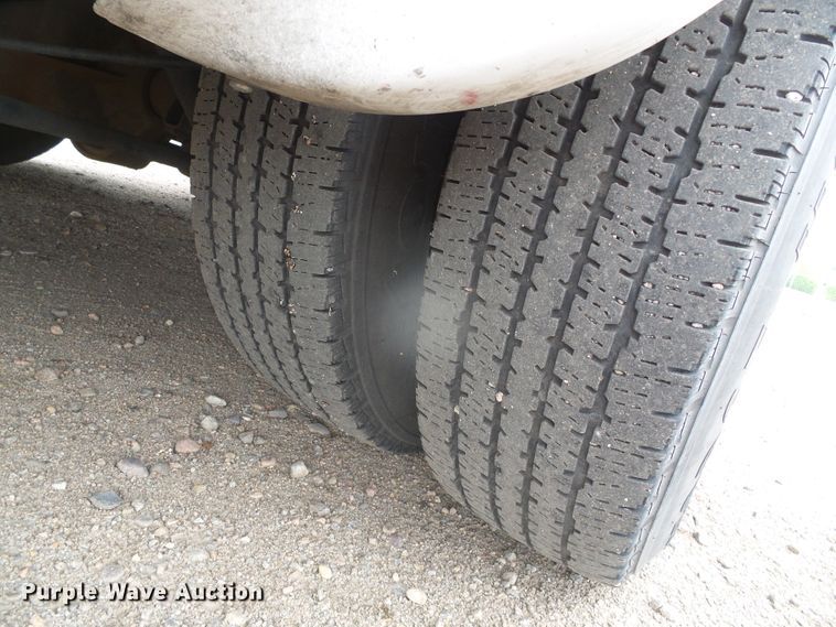 image for item DH4884 2010 Ford E450 Super Duty shuttle bus