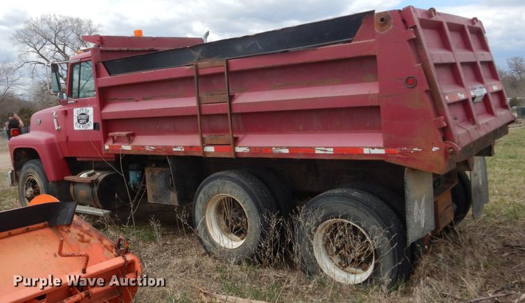 image for item FX9135 1991 Ford L8000 dump truck