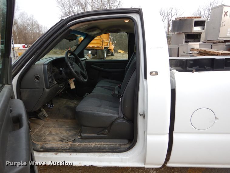 image for item GB9839 2005 Chevrolet Silverado 1500 pickup truck