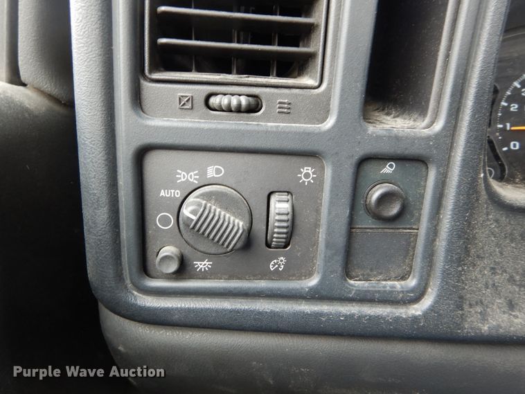 image for item GB9839 2005 Chevrolet Silverado 1500 pickup truck