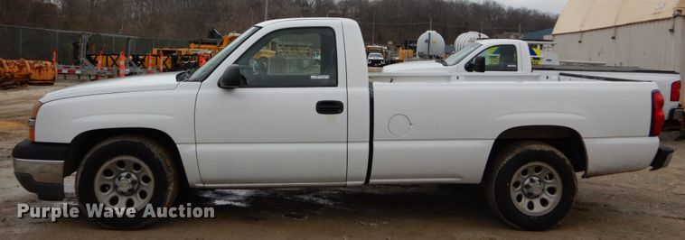 image for item GB9845 2005 Chevrolet Silverado 1500 pickup truck