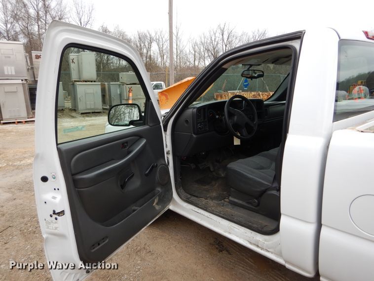 image for item GB9845 2005 Chevrolet Silverado 1500 pickup truck