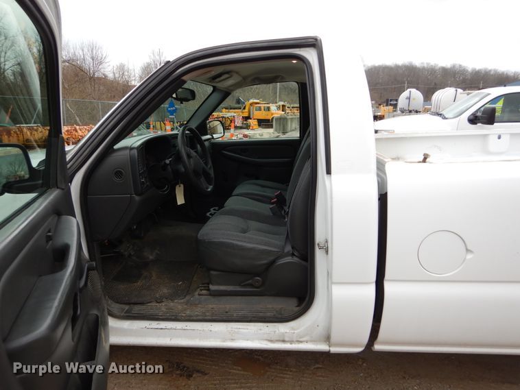 image for item GB9845 2005 Chevrolet Silverado 1500 pickup truck