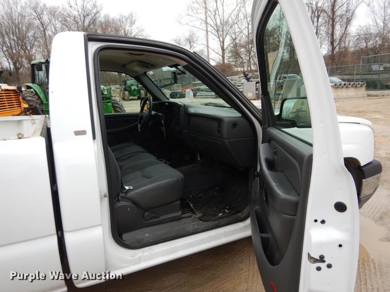 image for item GB9845 2005 Chevrolet Silverado 1500 pickup truck