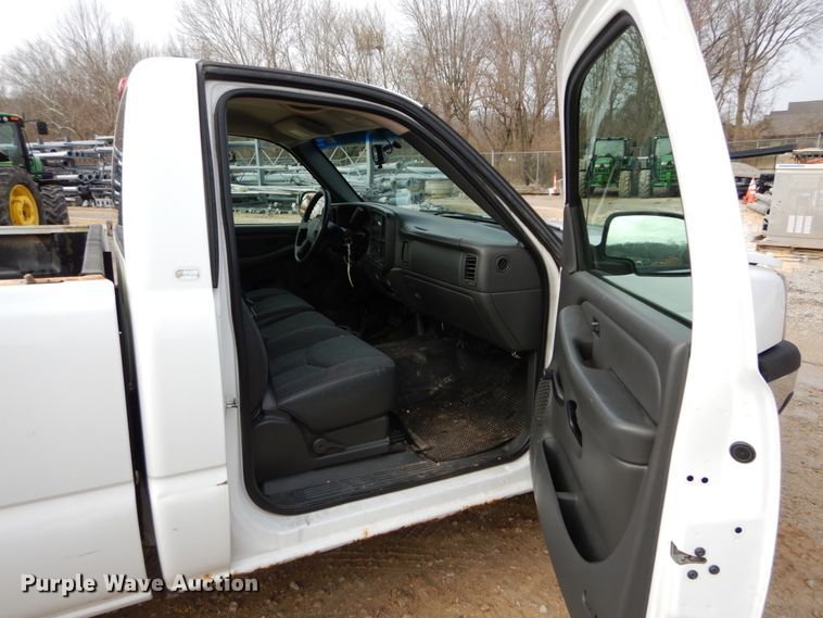 image for item GB9848 2005 Chevrolet Silverado 1500 pickup truck