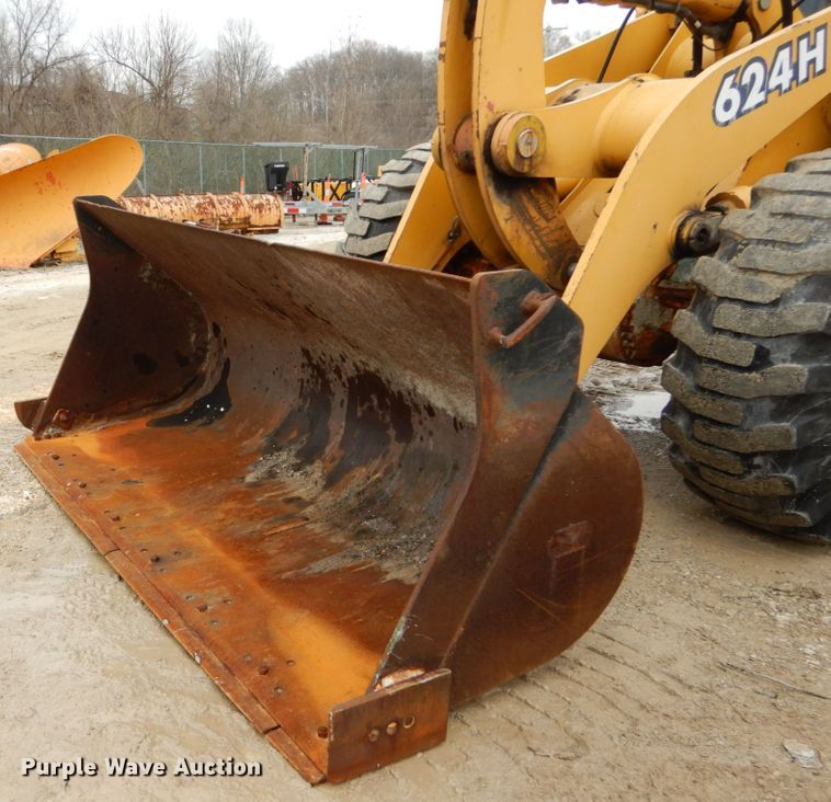 image for item GB9851 2003 John Deere 624H  wheel loader