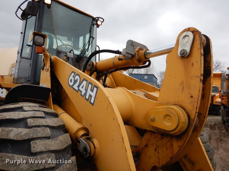 image for item GB9851 2003 John Deere 624H  wheel loader